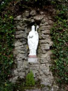 Dolving (Moselle) Couvent de Saint-Ulrich, jardin, statue de St.Ulrich