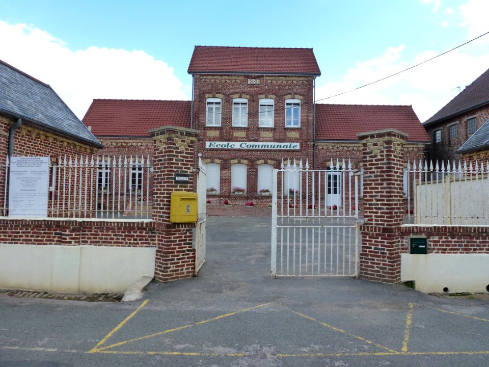 Dohem (Pas-de-Calais, Fr) mairie, école communale