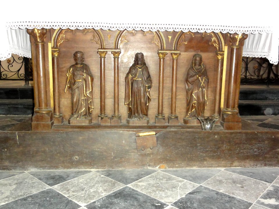 Dohis (Aisne) église, sculptures autel