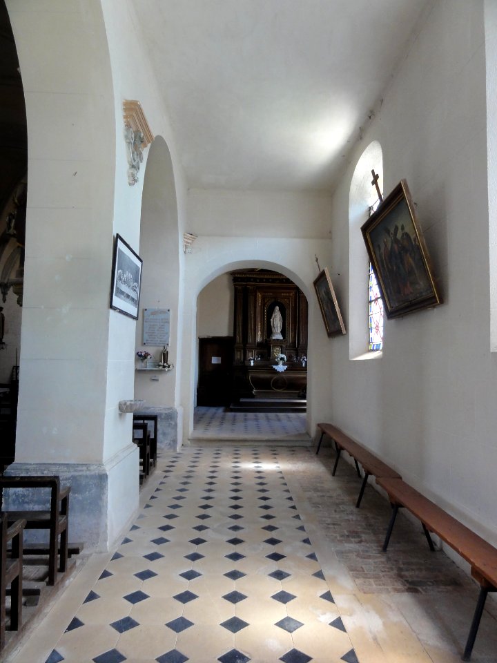 Dohis (Aisne) église, nef à droite