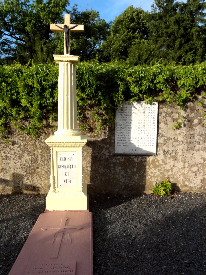 Dolving (Moselle) Couvent de Saint-Ulrich, cimetière croix et plaque commémorative guerre