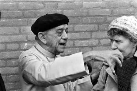 Dom Helder Camara zwaait naar de mensen, Bestanddeelnr 931-7341