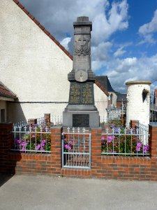 Dohem (Pas-de-Calais, Fr) monument aux morts