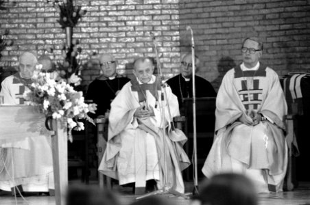 Dom Helder Camara tijdens de eucharistieviering, Bestanddeelnr 929-1400