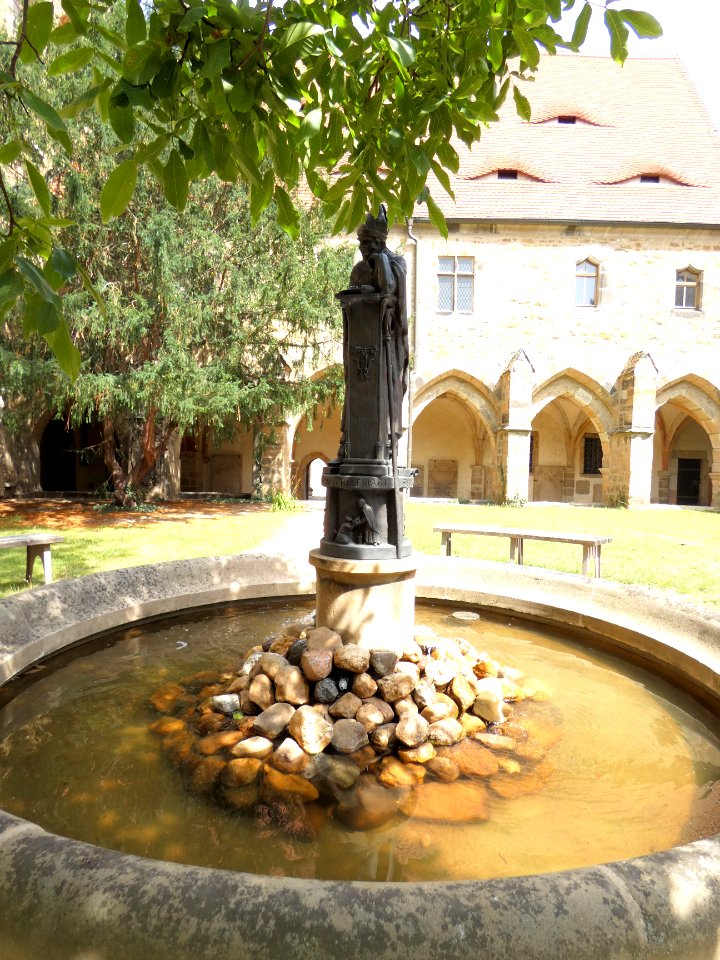 Dom Merseburg BrunnenThietmar