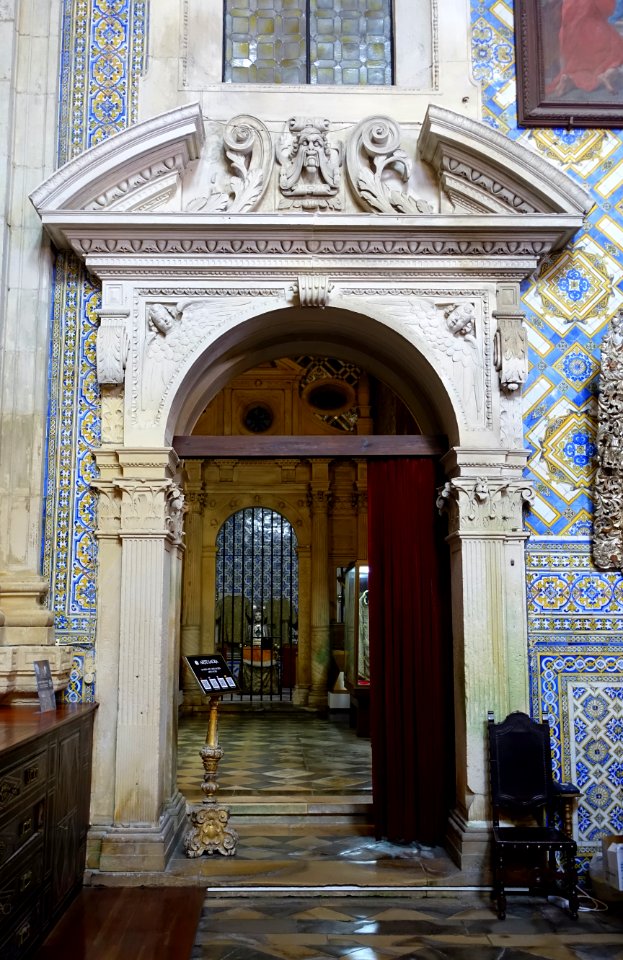 Doorway in the sacristy - Mosteiro de Santa Cruz - Coimbra, Portugal - DSC09661