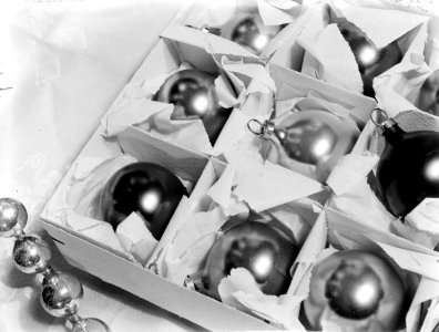 Doos met verschillende soorten kerstballen en een slinger, Bestanddeelnr 189-1106