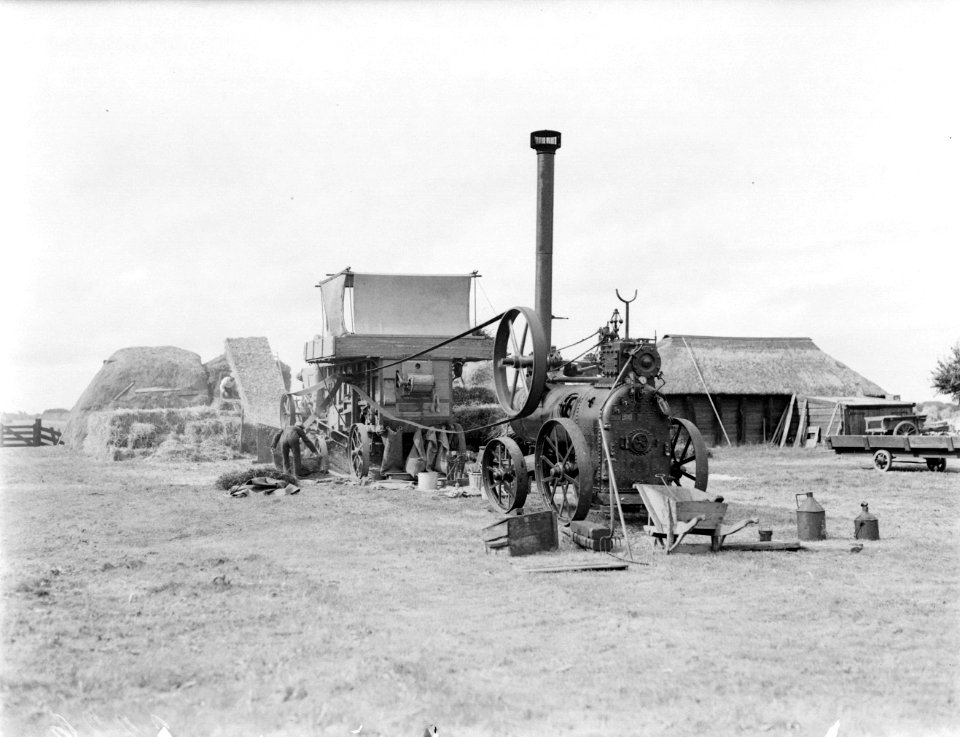 Dorsmachine met een stoommachine als aandrijving in de Anna Paulownapolder, Bestanddeelnr 252-0834