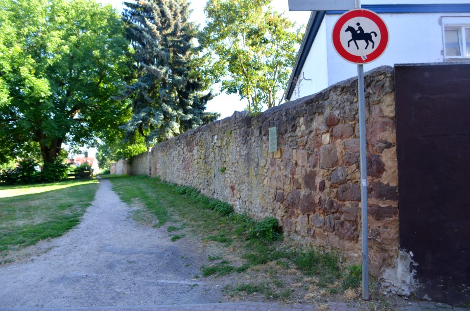 Dortelweil, Ortsmauer
