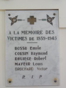 Dorengt (Aisne) Église, plaque mon.aux morts 02