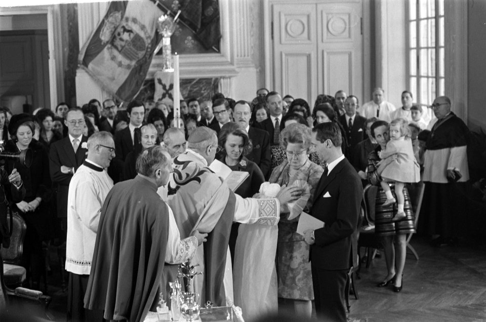 Doop van prins Carlos Xavier Bernardo , zoon van prinses Irene , op Kasteel Lign, Bestanddeelnr 923-2458