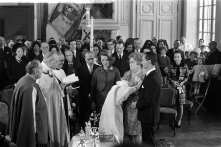 Doop van prins Carlos Xavier Bernardo , zoon van prinses Irene , op Kasteel Lign, Bestanddeelnr 923-2453