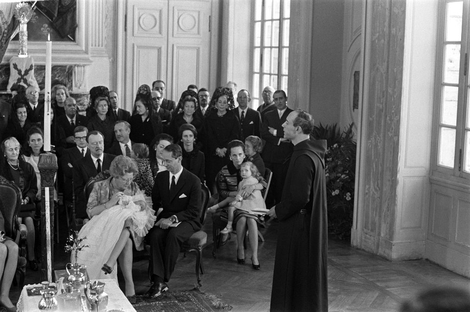 Doop van prins Carlos Xavier Bernardo , zoon van prinses Irene , op Kasteel Lign, Bestanddeelnr 923-2438