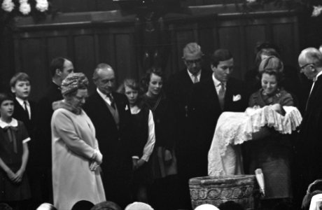 Doop Prins Johan Friso in Domkerk te Utrecht bij het doopvont v.l.n.r. Prins Cla, Bestanddeelnr 921-9744
