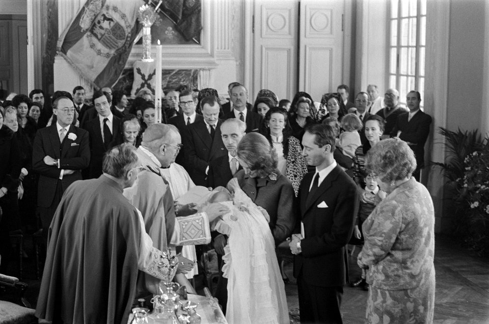 Doop van prins Carlos Xavier Bernardo , zoon van prinses Irene , op Kasteel Lign, Bestanddeelnr 923-2435