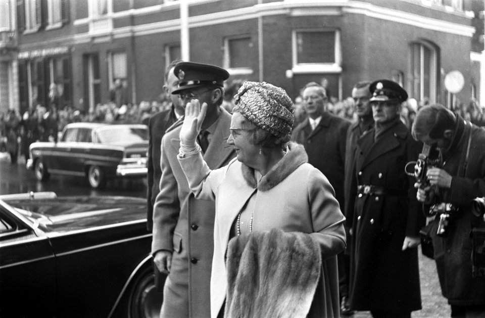 Doop Prins Johan Friso in Domkerk te Utrecht aankomst Koningin Juliana en Prins , Bestanddeelnr 921-9730