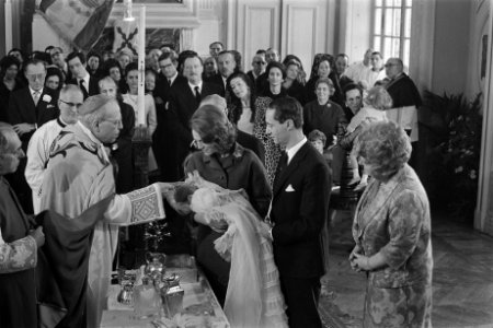 Doop van prins Carlos Xavier Bernardo , zoon van prinses Irene , op Kasteel Lign, Bestanddeelnr 923-2418