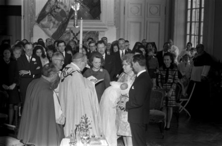 Doop van prins Carlos Xavier Bernardo , zoon van prinses Irene , op Kasteel Lign, Bestanddeelnr 923-2454
