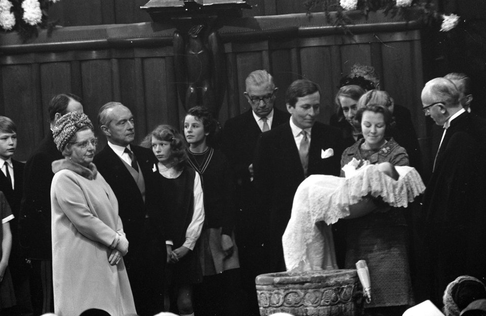 Doop Prins Johan Friso in Domkerk te Utrecht bij het doopvont v.l.n.r. Prins Cla, Bestanddeelnr 921-9743