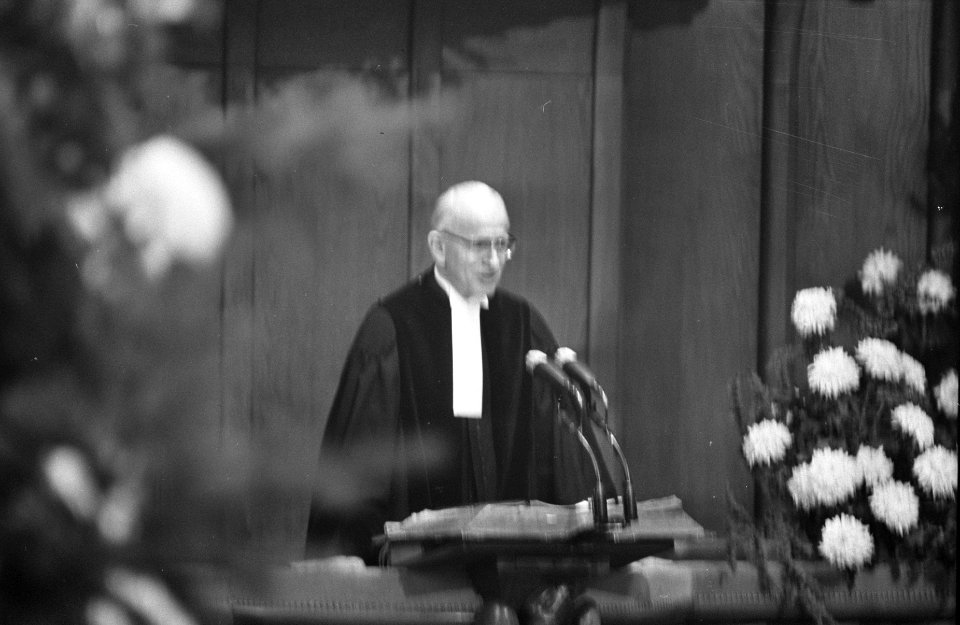 Doop Prins Johan Friso in Domkerk te Utrecht binnenkom in kerk, op voorgrond ds., Bestanddeelnr 921-9733