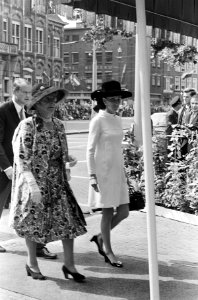 Doop Willem Alexander . Aankomst gasten Sint Jacobskerk Nummers 20.21.22 Mevrouw, Bestanddeelnr 920-6637