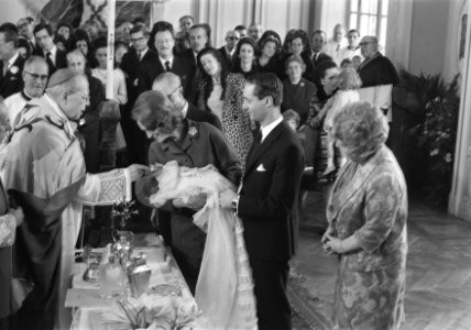 Doop van prins Carlos Xavier Bernardo , zoon van prinses Irene , op Kasteel Lign, Bestanddeelnr 923-2423