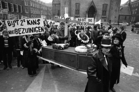 Doodkist wordt over het Binnenhof gedragen, Bestanddeelnr 932-4985