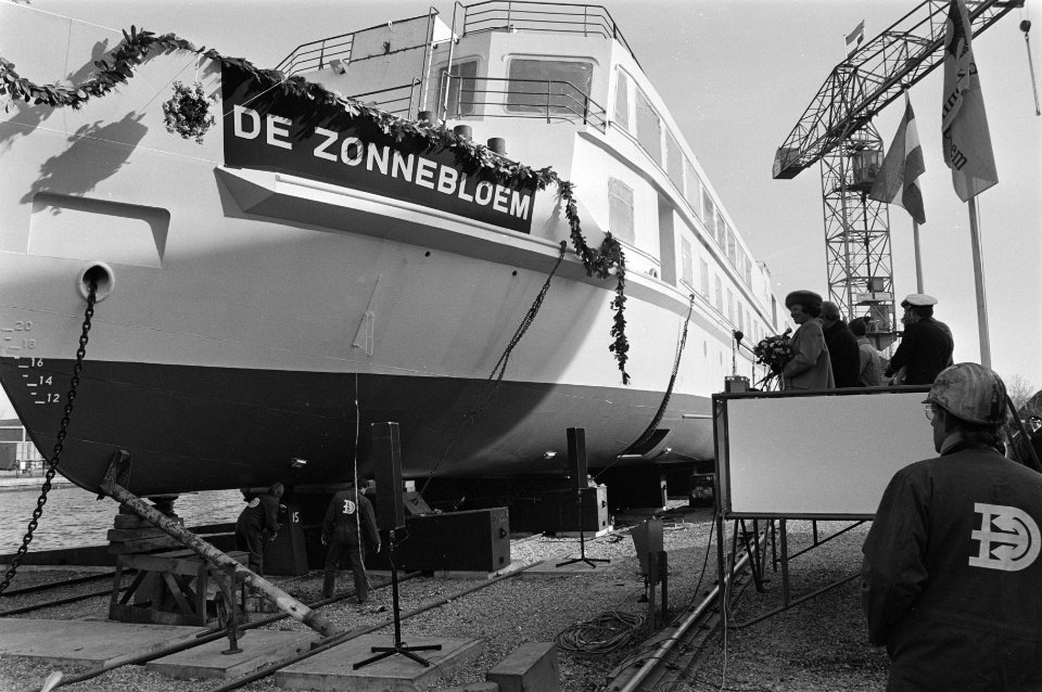 Doop en tewaterlating van het passagiersschip de Zonnebloem, voor vakantiereizen, Bestanddeelnr 933-2326
