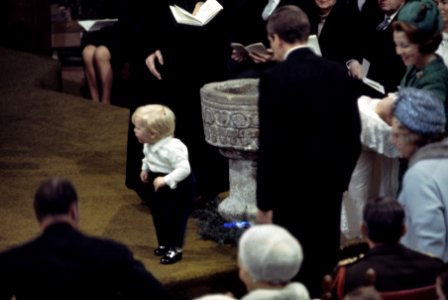 Doop Prins Johan Friso , Utrecht Prins Willem Alexander bij doopvont, Bestanddeelnr 254-8262
