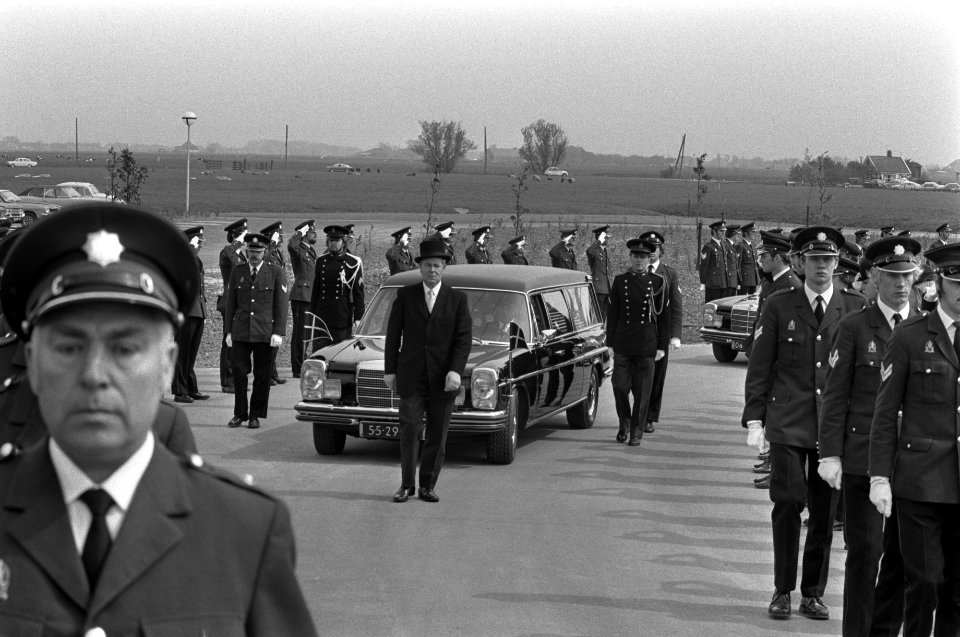 Doodgeschoten Amsterdamse agent, de 21-jarige Simon Landman, gecremeerd in Scha…, Bestanddeelnr 927-1679