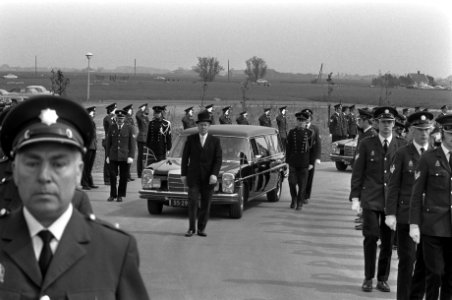 Doodgeschoten Amsterdamse agent, de 21-jarige Simon Landman, gecremeerd in Scha…, Bestanddeelnr 927-1679