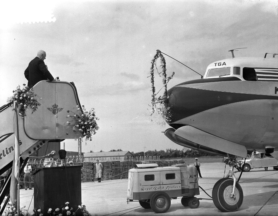 Doop Douglas DCGA door mevrouw Damme, Bestanddeelnr 905-8482