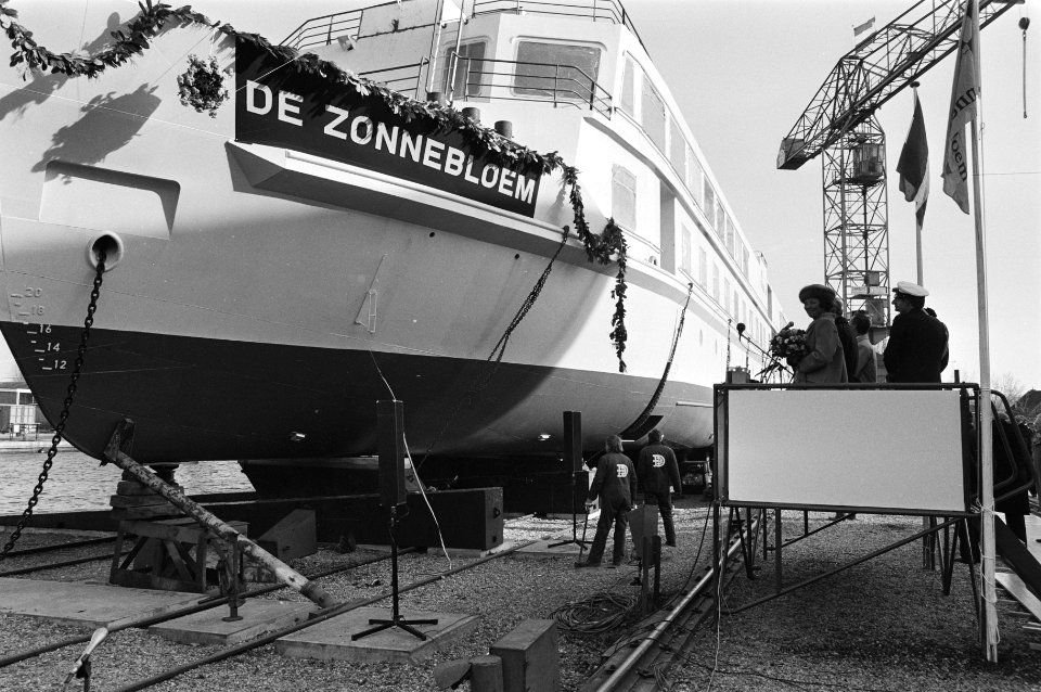 Doop en tewaterlating van h passagiersschip de Zonnebloem, voor vakantiereizen v, Bestanddeelnr 933-2329