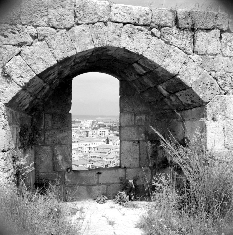 Doorkijkje vanaf de fortificatie op de stad Tripoli De Middellandse zee aan de , Bestanddeelnr 255-6395