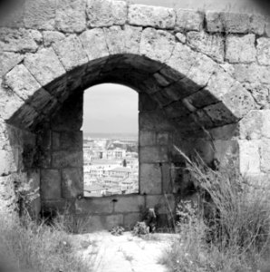 Doorkijkje vanaf de fortificatie op de stad Tripoli De Middellandse zee aan de , Bestanddeelnr 255-6395