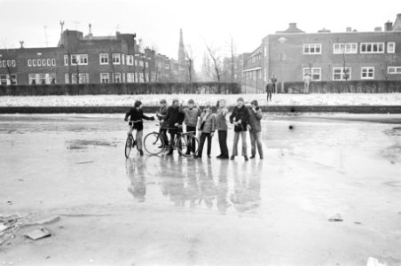 Dooi jongens staan op ijs bij een wak op Transvaalkade, Amsterdam, Bestanddeelnr 924-1540