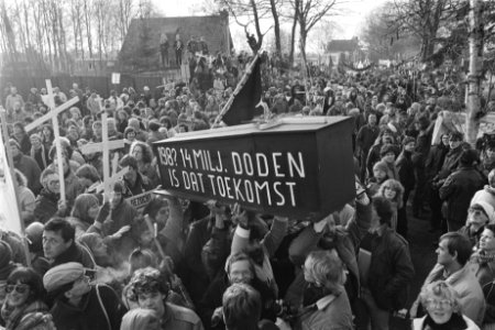 Doodkist met het opschrift 14 miljoen doden is dat toekomst wordt over de hoof, Bestanddeelnr 932-8031