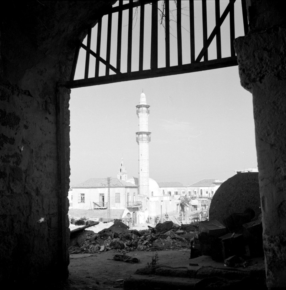 Doorkijkje vanonder een poort naar een moskee met een minaret, vermoedelijk de M, Bestanddeelnr 255-0315