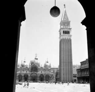Doorkijkje vanuit een galerij op het San Marcoplein in Venetië, Bestanddeelnr 254-2039