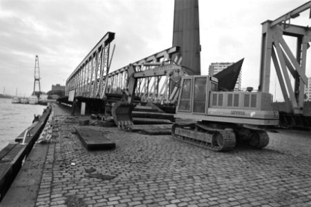 Doorgezaagde brugdelen op de achtergrond het oorlogsmonument De Boeg, Bestanddeelnr 932-7245