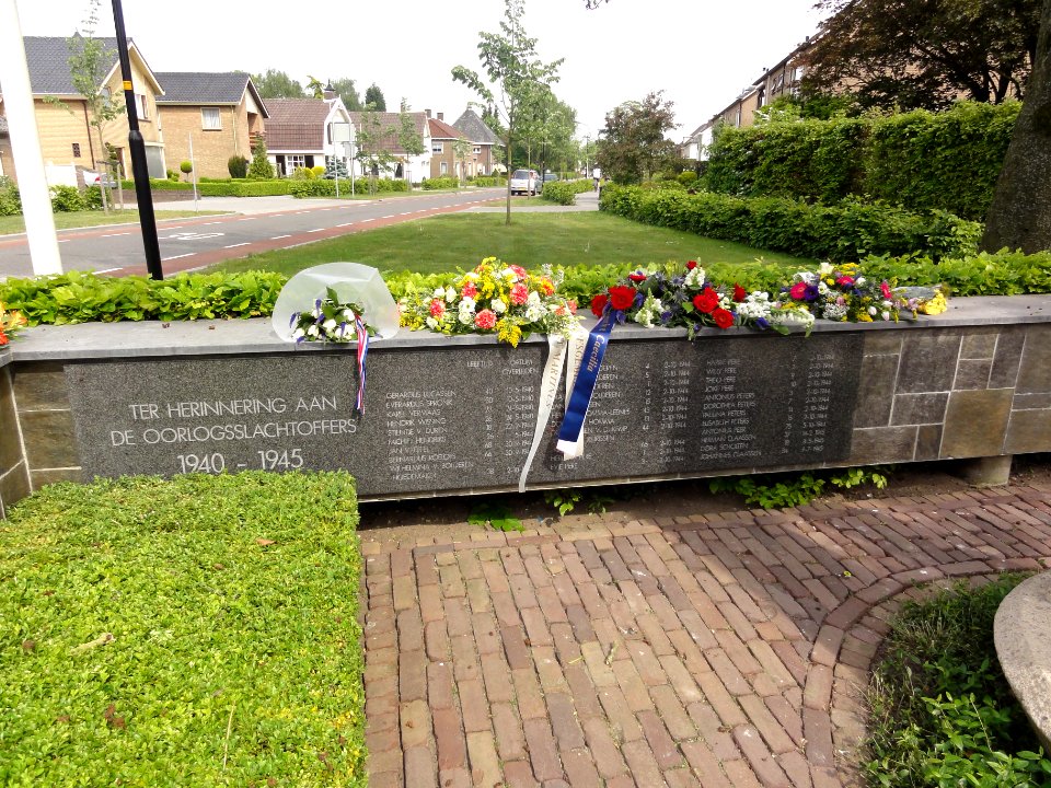 Doornenburg (Lingewaard) oorlogsmonument verwoeste kerk, namenplaat