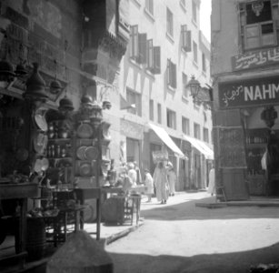 Doorkijk in de suq van Cairo In de koperbazar, met links de verkoop van kopersl, Bestanddeelnr 255-6616