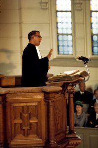Doop van Prins Maurits in de Grote Kerk te Apeldoorn ds.dr. H. Berkhoff tijdens, Bestanddeelnr 254-8166