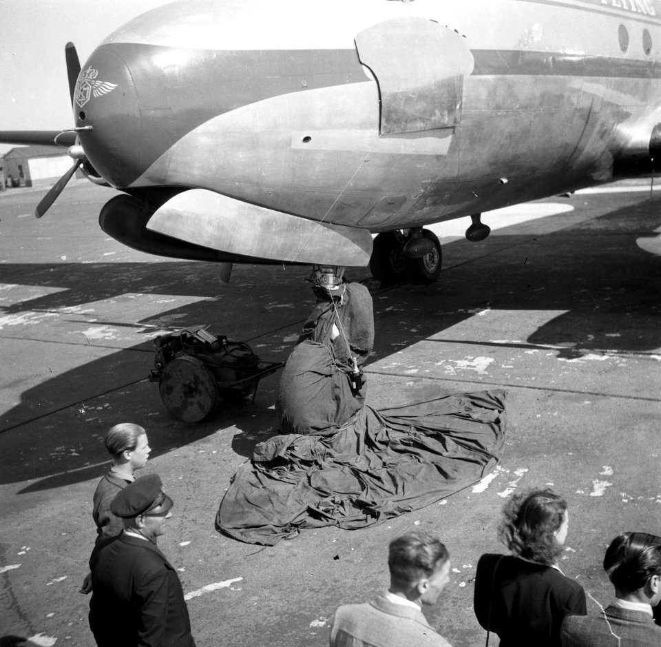 Doop van de KLM DC 4 Skymaster Rotterdam op de luchthaven Schiphol. De eerste , Bestanddeelnr 254-2295