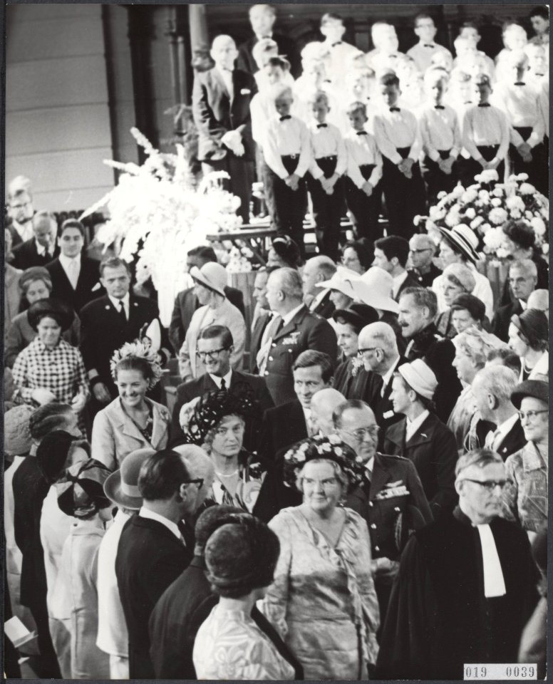Doop van prins Maurits in de Grote Kerk te Apeldoorn. De koninklijke familie vo…, Bestanddeelnr 019-0039