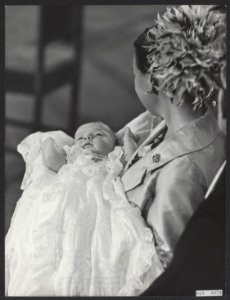 Doop van prins Maurits in de Grote Kerk te Apeldoorn. Maurits in de armen van pr, Bestanddeelnr 019-0079