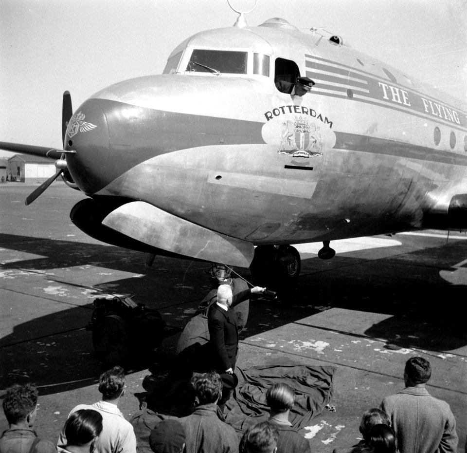 Doop van de KLM DC 4 Skymaster Rotterdam op de luchthaven Schiphol. De eerste , Bestanddeelnr 254-2296