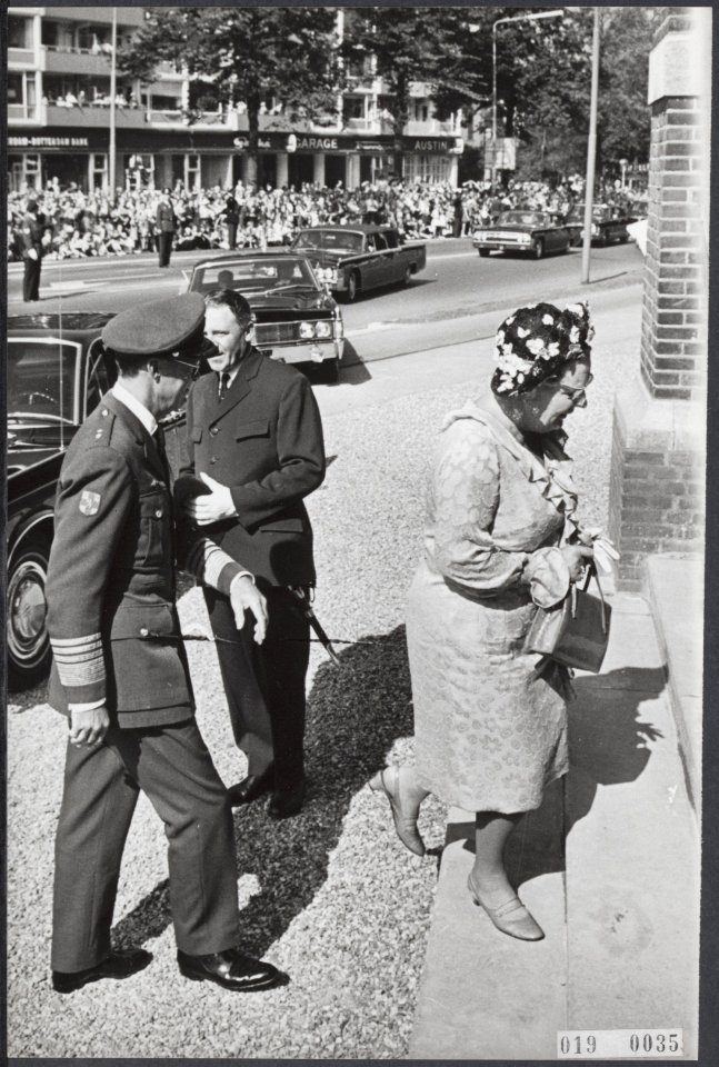 Doop van prins Maurits in de Grote Kerk te Apeldoorn. Koningin Juliana en prins , Bestanddeelnr 019-0035