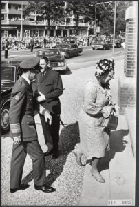 Doop van prins Maurits in de Grote Kerk te Apeldoorn. Koningin Juliana en prins , Bestanddeelnr 019-0035
