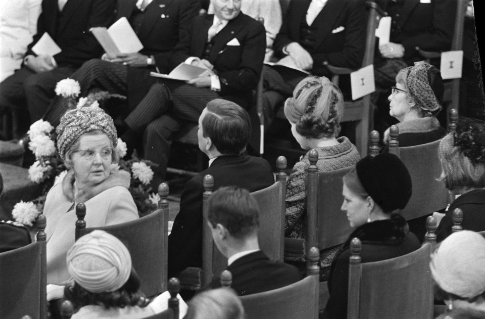Doop van prins Johan Friso in de Domkerk te Utrecht. Koningin Juliana kijkt om n, Bestanddeelnr 921-9736